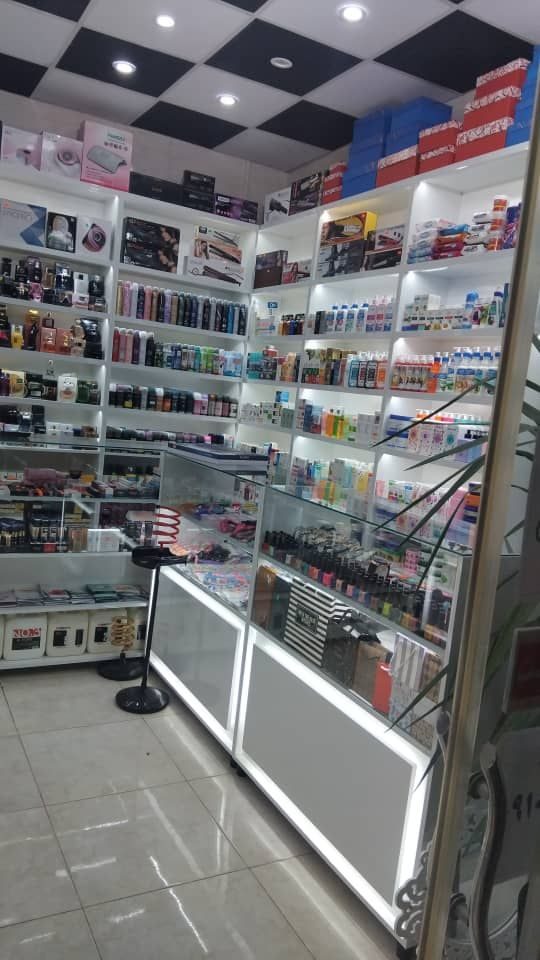 میز پیشخوان ویترینی نصب‌شده