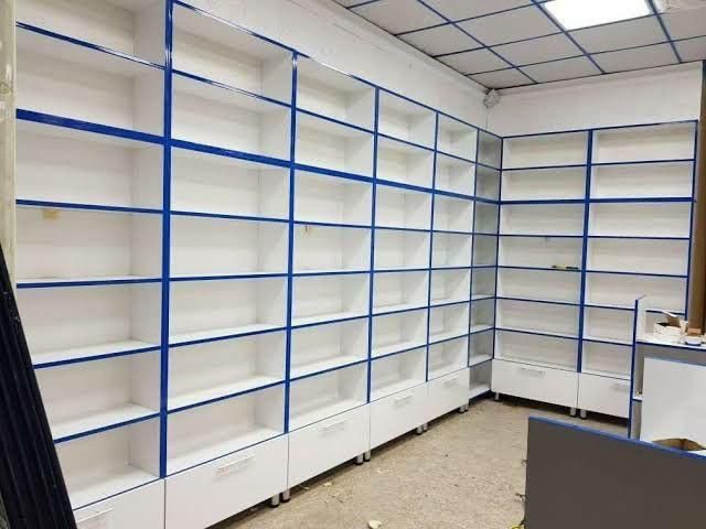 قفسه ایستاده سفید با لبه آبی